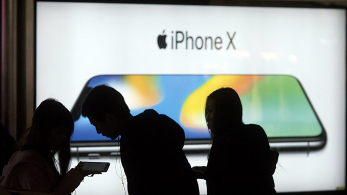 新款苹果智能手机iPhone Xs被发现有屏幕缺陷