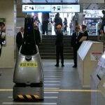 日本西武火车站测试“机器人”来担任保安