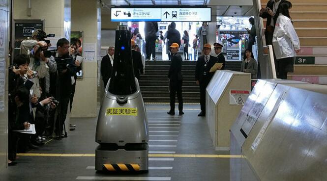 日本西武火车站测试“机器人”来担任保安